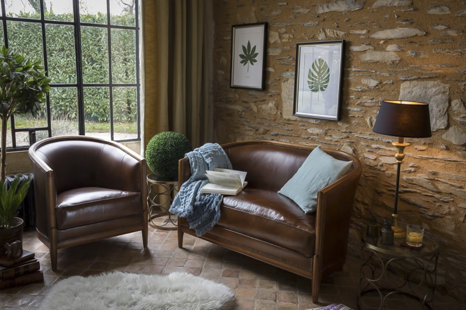 Le fauteuil club en cuir marron vintage, collection Edmond de la Maison Saulaie, reflet du style et de l'art de vivre à la française. © Maison Saulaie